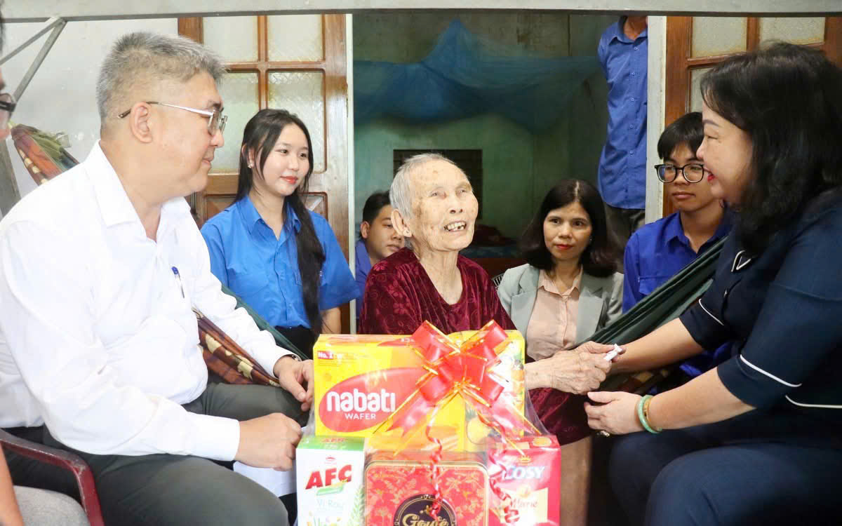 Thăm, tri ân Mẹ Việt Nam Anh hùng nhân kỷ niệm 51 năm Ngày Giải phóng miền Nam